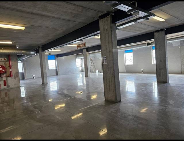 1,376M² OFFICE TO LET IN PAARDEN EILAND